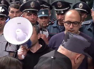 Сагателян дал 5 минут Министерству иностранных дел, чтобы открыть дверь депутатам