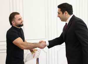 Ալեն Սիմոնյանն ընդունել է Աշխարհի եւ Եվրոպայի բազկամարտի բազմակի չեմպիոն, միջազգային կարգի սպորտի վարպետ Աշոտ Ադամյանին