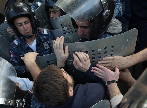 Քաշքշուկ և հրմշտոց ոստիկանների և ցուցարարների միջև