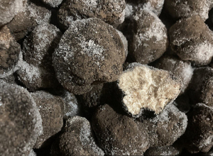 Տրյուֆել տեսակի սնկեր,  տեկիլայի շշերի խցաններ ու այլ ապրանքների անօրիանական խմբաքանակներ են հայտնաբերվել