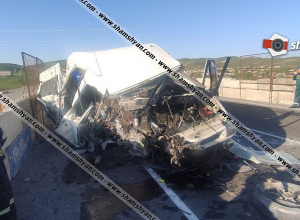 Խոշոր վթար Շիրակի մարզում. 30-ամյա վարորդը Ford Transit-ով բախվել է կամրջի բետոնե արգելապատնեշներին