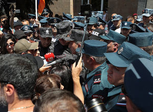 Բանակցություններ՝ ընդդիմության և ոստիկանության միջև