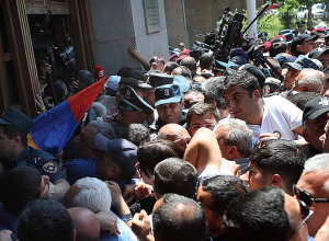 Մի՛ խփեք․ քաշքշուկ և հրմշտոց՝ ոստիկանների և ցուցարարների միջև․ կան բերման ենթարկվածներ