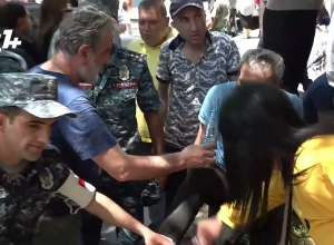 Ցուցարարը վնասվածք է ստացել․ ոստիկաններն օգնություն են ցույց տալիս