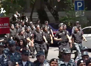 Քաղաքացիները փակել են Տիգրան Մեծ պողոտան