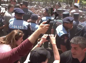 Լարված վիճակ կառավարության 3-րդ մասնաշենքի մոտ