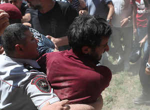 Ոստիկաններն ուժով, երբեմն էլ քարշ տալով՝ բերման են ենթարկում ցուցարարներին