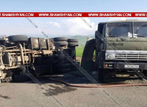 Երևան-Մեղրի ավտոճանապարհին միմյանց են բախվել «КамАЗ»-ները․ մեկը, որը բարձված է եղել ցեմենտի հումքով, կողաշրջվել է. կա վիրավոր