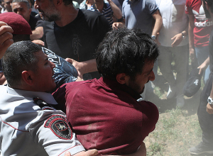 Կառավարական 3-րդ մասնաշենքի դիմաց անցկացված հավաքի ընթացքում տեղի ունեցած անկարգությունների դեպքով ութ անձ ձերբակալվել է․ ՔԿ