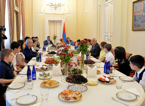 Президент Ваагн Хачатурян принял группу юношей и девушек