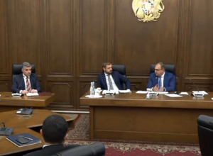 Прошу прощения у соотечественников, но ничего другого ответить не могу: Владимир Варданян