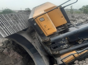 «Honda» մակնիշի էքսկավատորը շրջվել է փոսը․ վարորդը արգելափակվել է ներսում