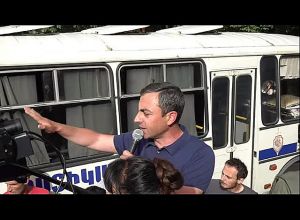 По команде Ишхана Сагателяна демонстранты закрыли входы в здание правительства