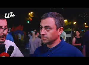 Իշխան Սաղաթելյանը պատասխանում է լրագրողների հարցերին