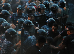 Հարվածել էր պատնեշ կազմած ոստիկաններին, ապա բարձրադիր վայրից քար և շիշ է նետել նրանց ուղղությամբ