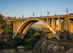 Քաղաքացին նետվել է Կիևյան կամրջից․ ընկել է ծառերի վրա, ապա՝ գետնին