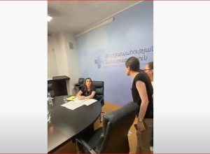 Бегом и вступив в спор с полицией, 3 женщины-депутата вошли к Анаит Аванесян