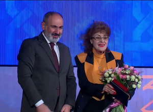 Премьер-министр в связи с 65-летием Общественного телевидения вручил награды группе энтузиастов телекомпании