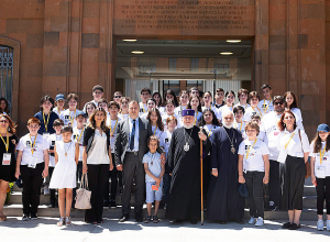 Ֆրանսիայի Ալֆովիլ քաղաքի հայկական դպրոցի աշակերտներն այցելեցին Մայր Աթոռ