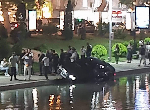 Մերսեդես մակնիշի ավտոմեքենան հայտնվել է Օպերային հարակից Կարապի լճում