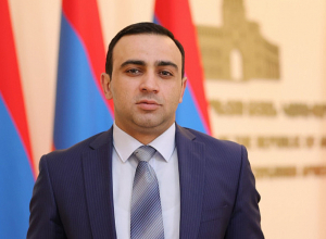 Զավեշտի ժանրից է, երբ Գեղամ Մանուկյանը հայտարարում է, որ Ֆրանսիայի հրապարակն արդեն նեղ է իրենց համար․ Չախոյան