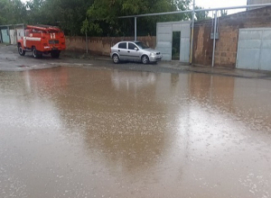 Дождевая вода затопила подвалы жилого дома в селе Лернагог: сигнал тревоги