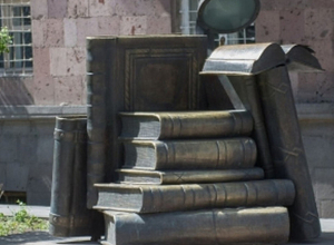 Գողացել են «Խնկո-Ապոր» գրադարանի դիմաց տեղադրված «Ընթերցողի արձան» քանդակի լատունե գիրքը