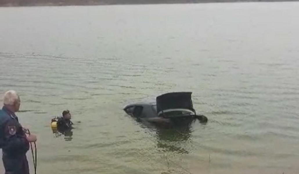 մեքենա ջրամբարում