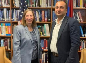 Լին Թրեյսին հանդիպել է «Մարդու իրավունքների եզդիական կենտրոն» ՀԿ-ի նախագահ Սաշիկ Սուլթանյանի հետ