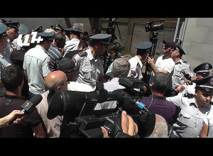 Լարված վիճակ ՌԴ դեսպանատան մոտ․ գերիների հարազատների և ոստիկանների միջև վիճաբանություն սկսվեց