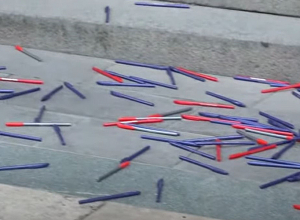 Ցուցարարները գրիչներ են շաղ տվել կառավարության դիմաց՝ ասելով, որ Նիկոլ Փաշինյանը գրիչ չգողանա