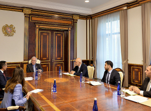 Президент Ваагн Хачатурян принял губернатора Сюника Роберта Гукасяна