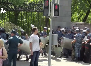 К перекрёстку Баграмян-Демирчян подошли полицейские с щитами