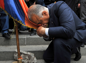 Րաֆֆի Հովհաննիսյանը Փաշինյանին Եռաբլուր ծնկաչոք աղոթքի է հրավիրում