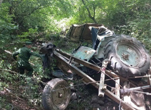 Ներքին Կարմիրաղբյուրում տրակտորն ընկել է ձորը․ վարորդն արգելափակվել է ներսում