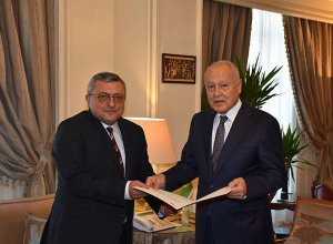 Դեսպան Փոլադյանը հանդիպել է Արաբական պետությունների լիգայի գլխավոր քարտուղար Ահմեդ Աբուլ Ղեյտի հետ