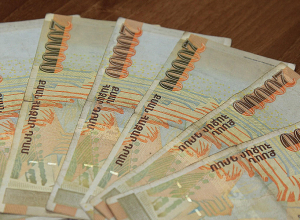 Ներկայացրել է, թե հայրը պատերազմում անհետ կորած է ու պետությունից 11 մլն դրամ յուրացրել