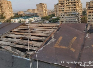 Քամու հետևանքով Երևանում վնասվել են շինությունների տանիքների թիթեղյա ծածկեր