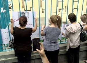 Ցուցարարները նկարներ և պաստառներ տեղադրեցին ՄԱԿ-ի գրասենյակի ճաղերին