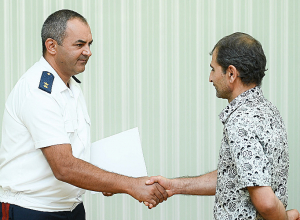 Արթուր Դավթյանը պարգևատրել է քաղաքացուն, ով կանգառում մի կնոջ կյանք էր փրկել