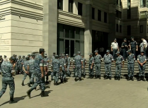 Ոստիկանները հսկում են ԱԳՆ շենքը