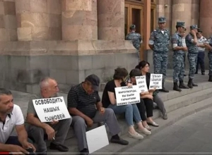 Կառավարության մոտ ցույց անող շիրակցի գերեվարվածների ծնողներին ոչ ոք չընդունեց․  Առավոտ