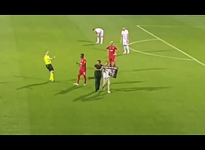 «Աղավնոն չենք հանձնելու». Երկրպագուն պաստառով ներխուժեց խաղադաշտ