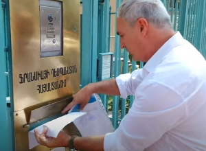 Տիգրան Խզմալյանի ակցիան Ֆրանսիայի դեսպանատան դիմաց․ ՈՒՂԻՂ