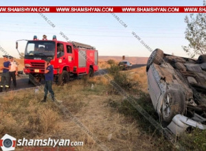 BMW-ն Ձորաղբյուր գյուղի վերջնամասում դուրս է եկել երթևեկելի գոտուց, բախվել քարերին և գլխիվայր շրջվել․ Shamshyan.com