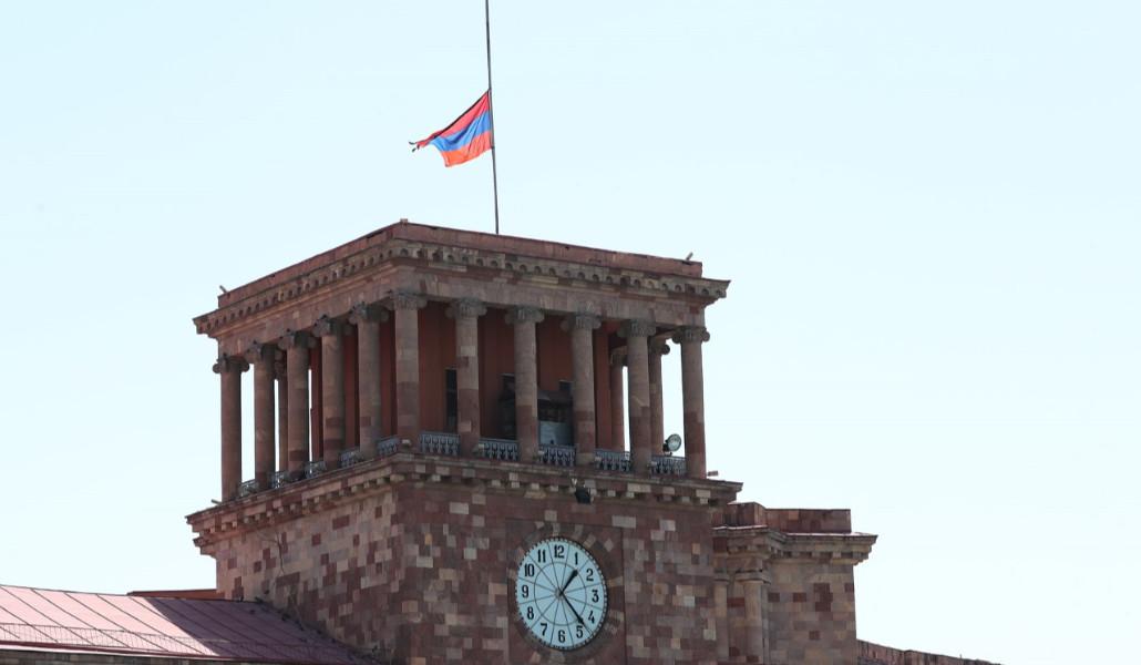 դրոշ իջեցված, կառավարության շենք