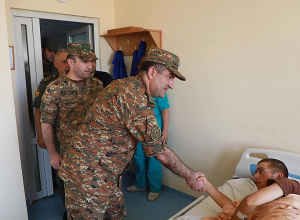 Начальник Генштаба ВС РА посетил военный госпиталь