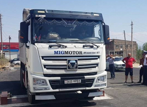 Բեռնատարների վարորդները փակել են Երևան-Մեղրի ճանապարհի երթևեկելի գոտիներից մեկը. պատճառը բեռնատարների կշռման գործընթացն է