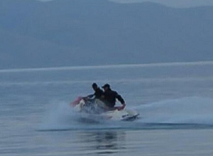 Ջրափրկարարները քաղաքացիներին և սկուտերը մոտեցրել են ափ