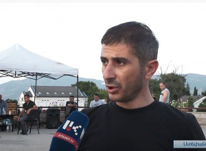 Նստացույց՝ Ստեփանակերտի Վերածննդի հրապարակում